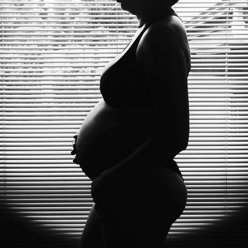 Foto einer schwangeren Frau von der Seite